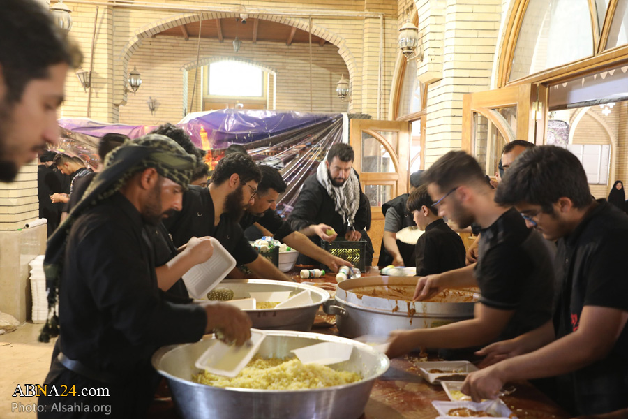 عکس/ پذیرایی مهمان سرای مسجد سهله از زائران اربعین حسینی