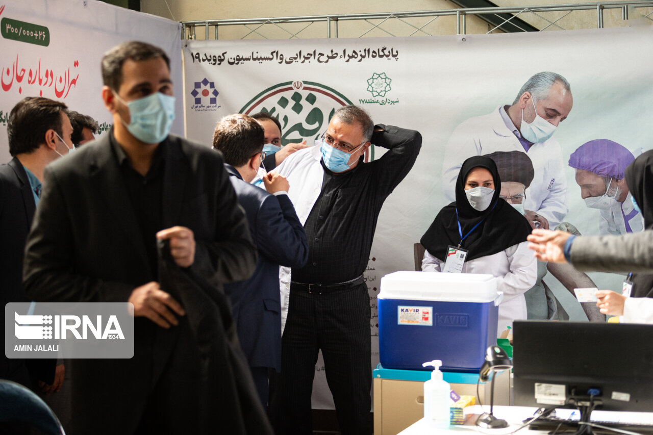 عکس/ تزریق واکسن کرونا توسط دکتر زاکانی