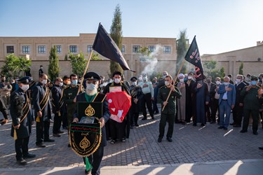 اهتزاز پرچم متبرک به نام امام حسین(ع) در بین الحرمین شیراز