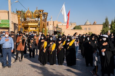 اهتزاز پرچم متبرک به نام امام حسین(ع) در بین الحرمین شیراز