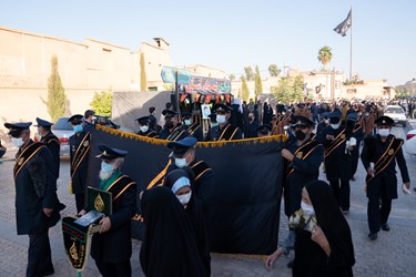 اهتزاز پرچم متبرک به نام امام حسین(ع) در بین الحرمین شیراز