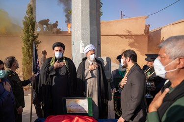 اهتزاز پرچم متبرک به نام امام حسین(ع) در بین الحرمین شیراز