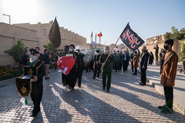 اهتزاز پرچم متبرک به نام امام حسین(ع) در بین الحرمین شیراز