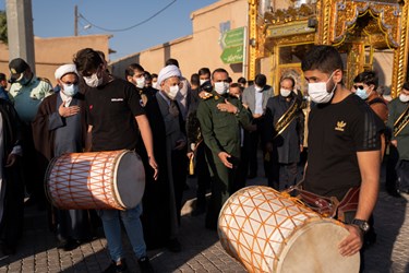 اهتزاز پرچم متبرک به نام امام حسین(ع) در بین الحرمین شیراز