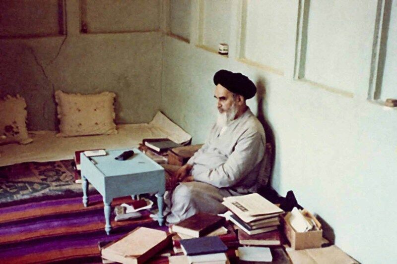 تقویم تاریخ/ محاصره منزل امام خمینی(ره) در نجف توسط رژیم بعث عراق