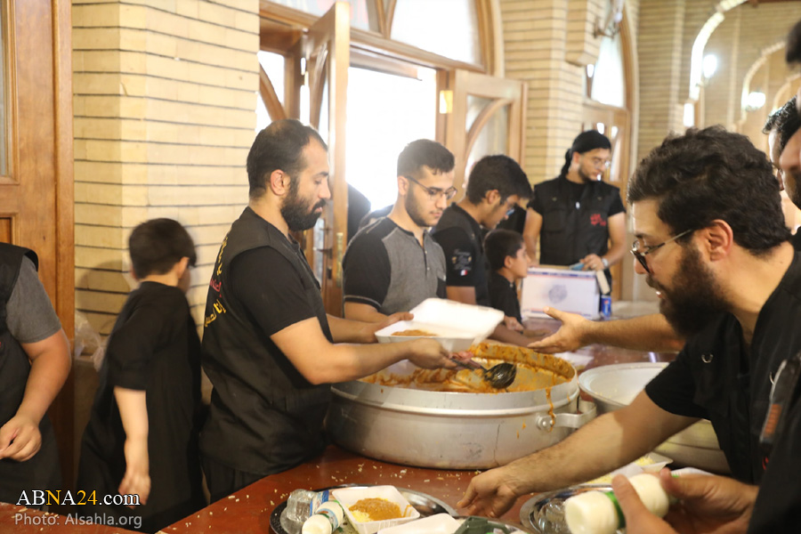 عکس/ پذیرایی مهمان سرای مسجد سهله از زائران اربعین حسینی