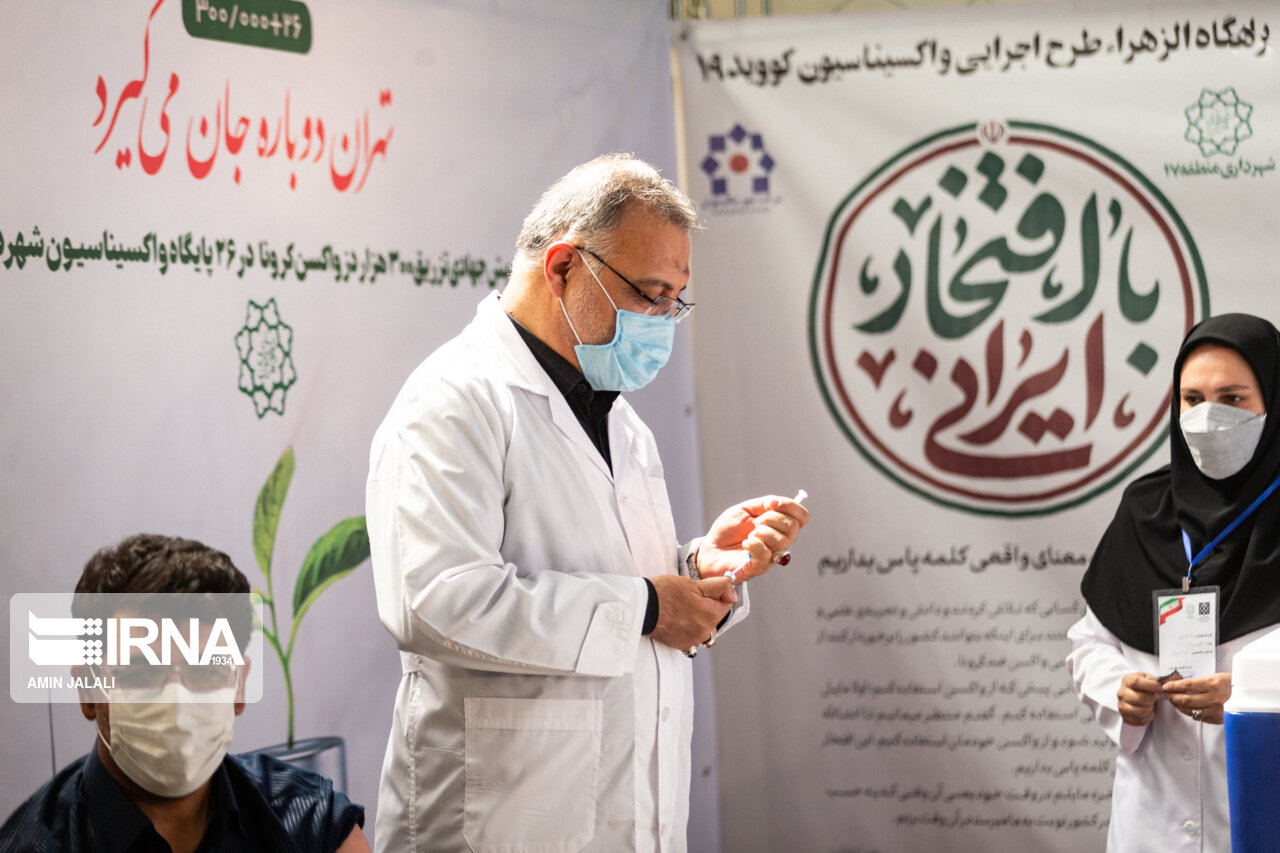 عکس/ تزریق واکسن کرونا توسط دکتر زاکانی