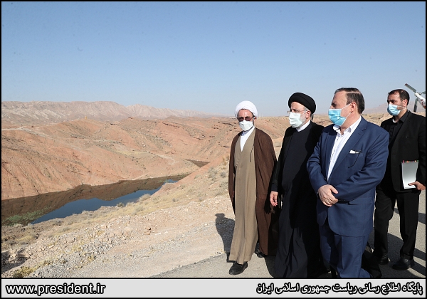 عکس/ بازدید میدانی رئیسی از روند تکمیل سد مخزنی کنجانچم ایلام