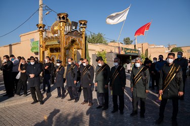 اهتزاز پرچم متبرک به نام امام حسین(ع) در بین الحرمین شیراز