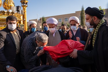 اهتزاز پرچم متبرک به نام امام حسین(ع) در بین الحرمین شیراز