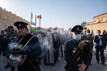 اهتزاز پرچم متبرک به نام امام حسین(ع) در بین الحرمین شیراز