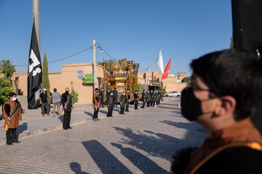 اهتزاز پرچم متبرک به نام امام حسین(ع) در بین الحرمین شیراز