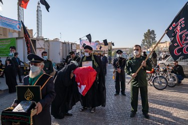 اهتزاز پرچم متبرک به نام امام حسین(ع) در بین الحرمین شیراز