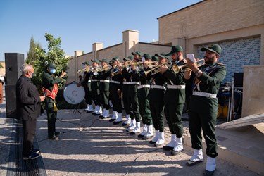 اهتزاز پرچم متبرک به نام امام حسین(ع) در بین الحرمین شیراز