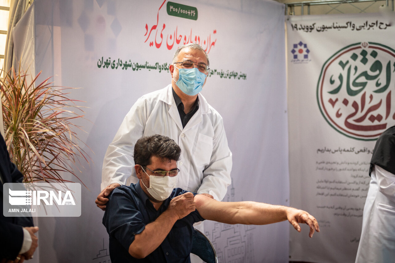 عکس/ تزریق واکسن کرونا توسط دکتر زاکانی