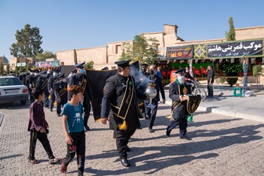 اهتزاز پرچم متبرک به نام امام حسین(ع) در بین الحرمین شیراز