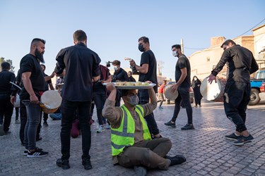 اهتزاز پرچم متبرک به نام امام حسین(ع) در بین الحرمین شیراز