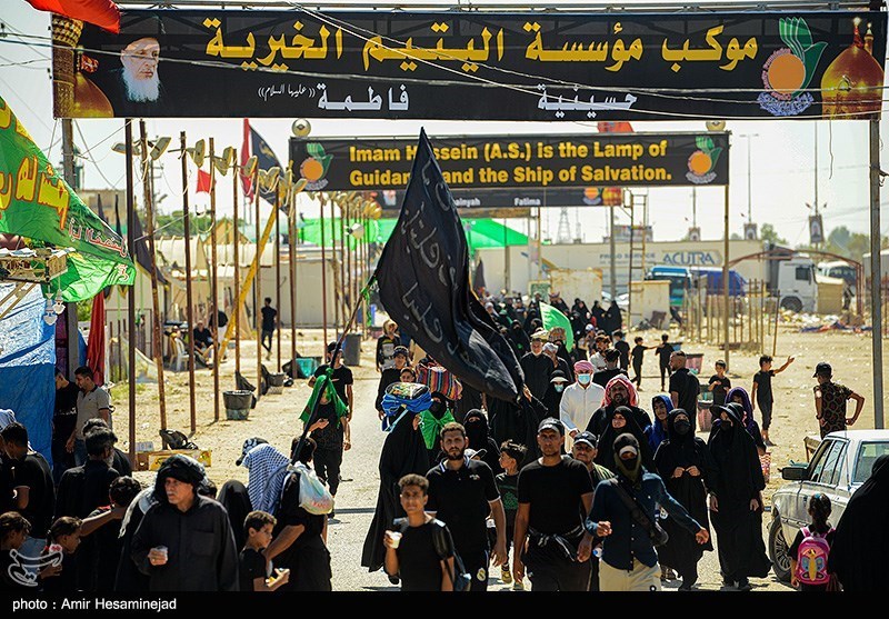 عکس/ هیاهوی زائران در مسیر نجف به کربلا