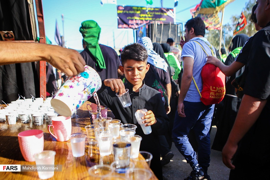 عکس/ خادمان کوچک زوار الحسین