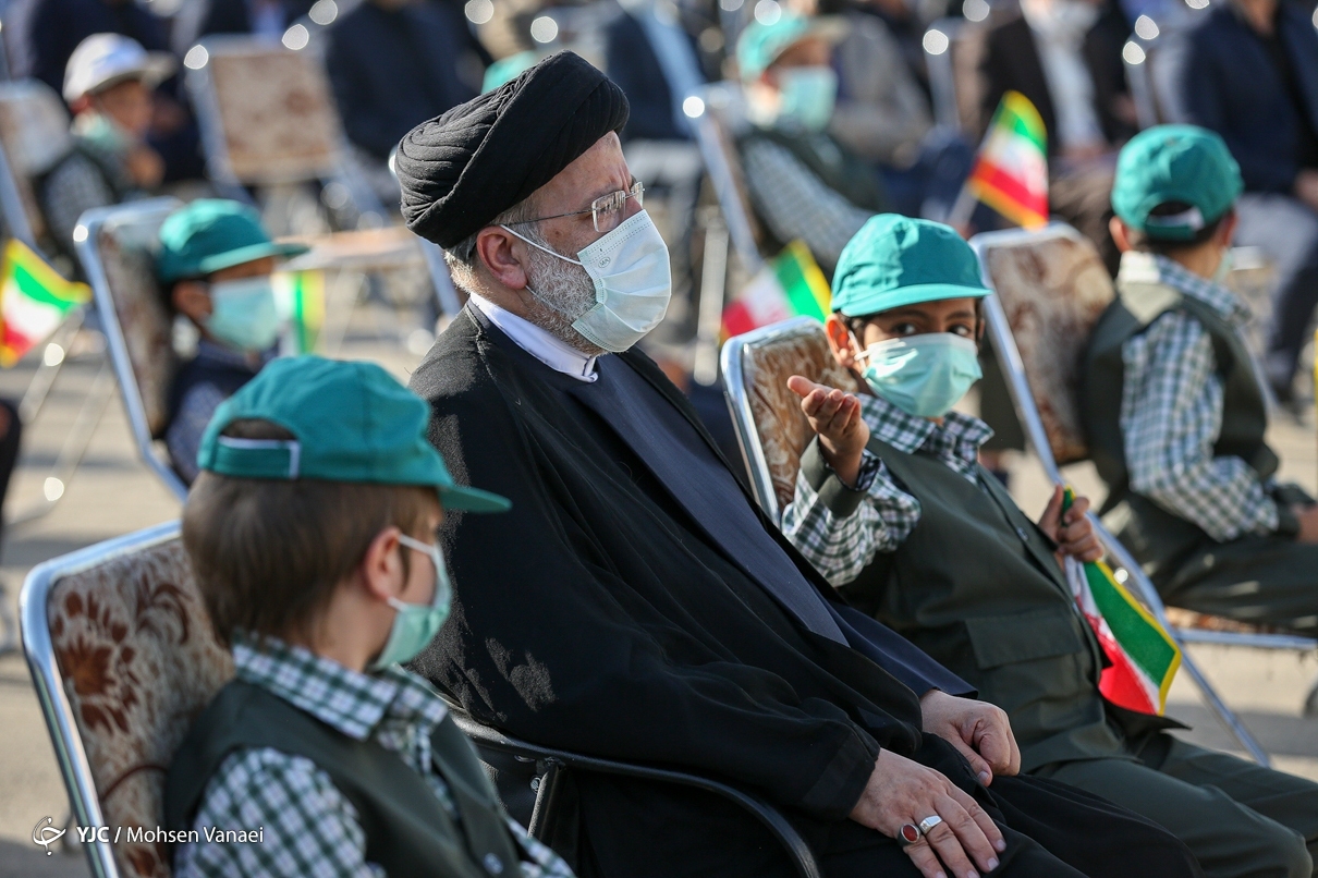 عکس/ هم نشینی دانش آموزان با رئیس جمهور در صف اول