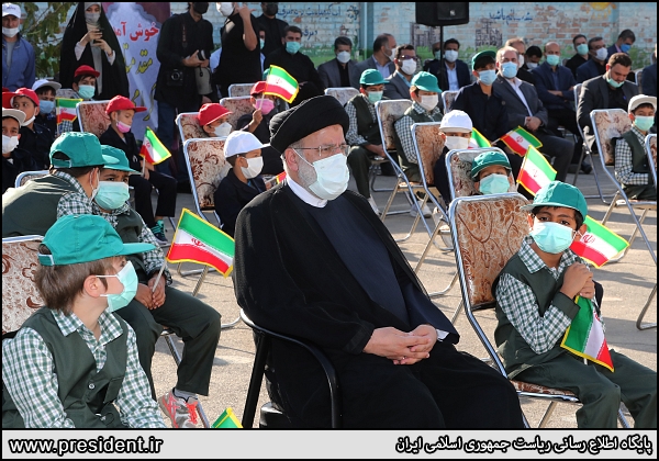 عکس/ هم نشینی دانش آموزان با رئیس جمهور در صف اول