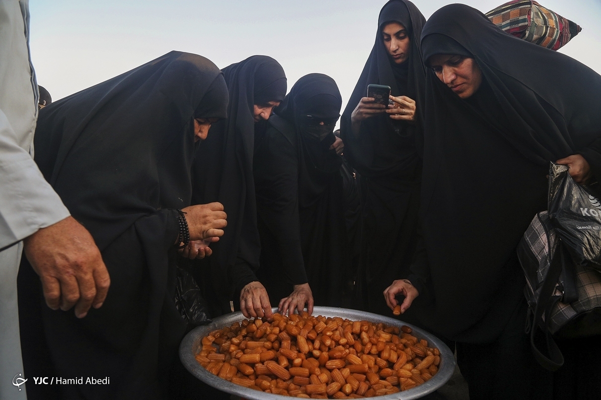 عکس/ پذیرایی خالصانه از زائران حسینی