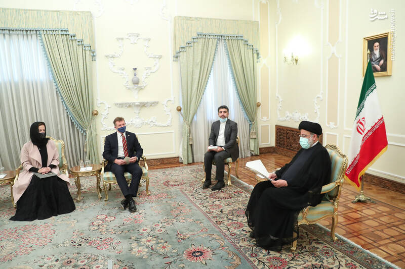 عکس/ تقدیم استوار نامه سفیر جدید انگلیس به رئیسی