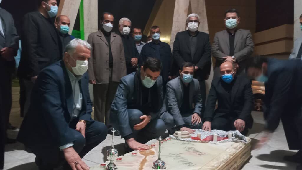 ادای احترام معاون رئیس‌جمهور به مقام شامخ شهدا در اهواز