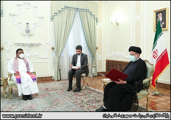 عکس/ تقدیم استوارنامه سفرای جدید به رئیس جمهور
