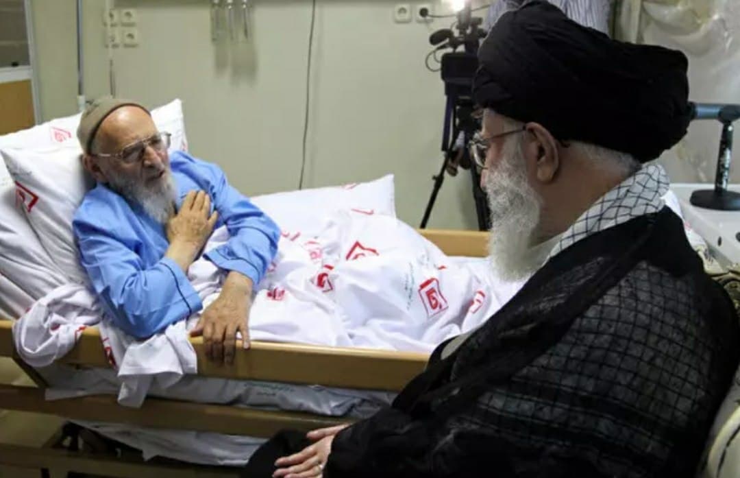 رهبر انقلاب بر پیکر علامه حسنزاده آملی نماز اقامه میکنند