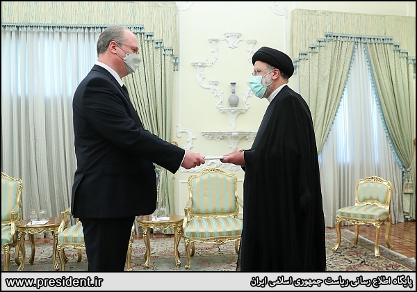عکس/ تقدیم استوارنامه سفرای جدید به رئیس جمهور