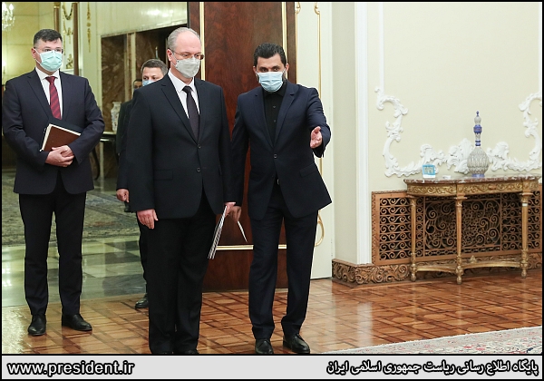 عکس/ تقدیم استوارنامه سفرای جدید به رئیس جمهور