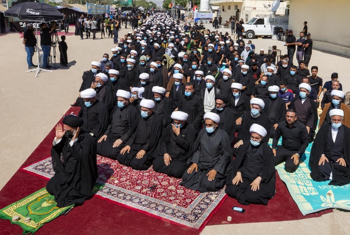 عکس/ اقامه نماز جماعت در جاده نجف بسوی کربلا