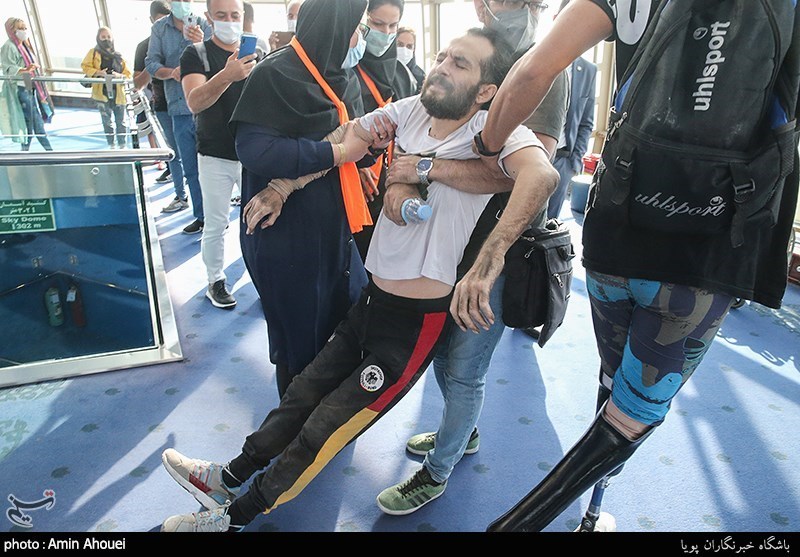 عکس/ ثبت رکورد پله نوردی بیمار ام اس در برج میلاد
