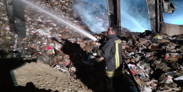 مهار آتش در کارخانه بازیافت کاغذ ارومیه