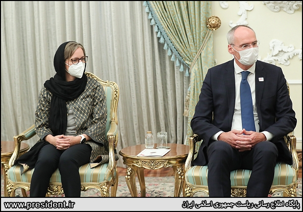 عکس/ تقدیم استوارنامه سفرای جدید به رئیس جمهور