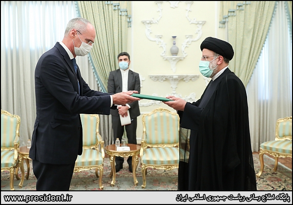 عکس/ تقدیم استوارنامه سفرای جدید به رئیس جمهور