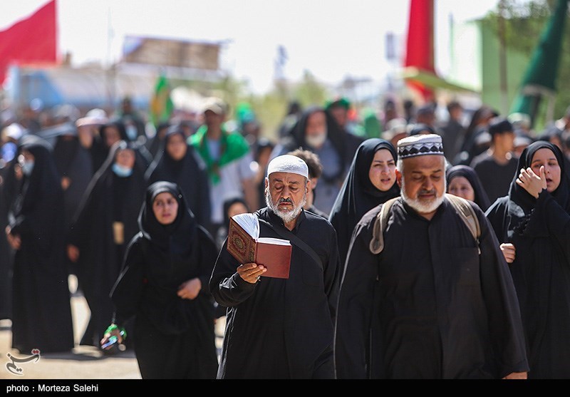 عکس/ پیاده روی زائرین اربعین حسینی در مسیر نجف به کربلا