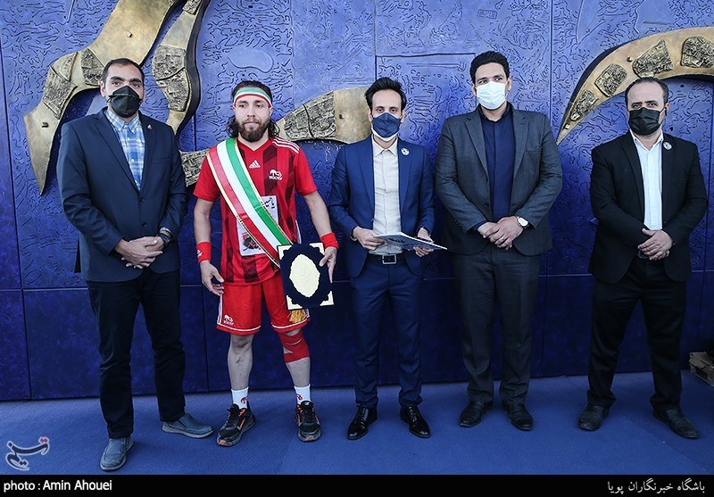 عکس/ ثبت رکورد پله نوردی بیمار ام اس در برج میلاد