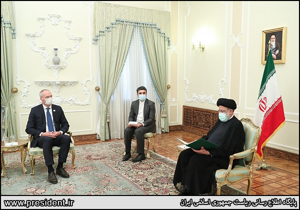 عکس/ تقدیم استوارنامه سفرای جدید به رئیس جمهور