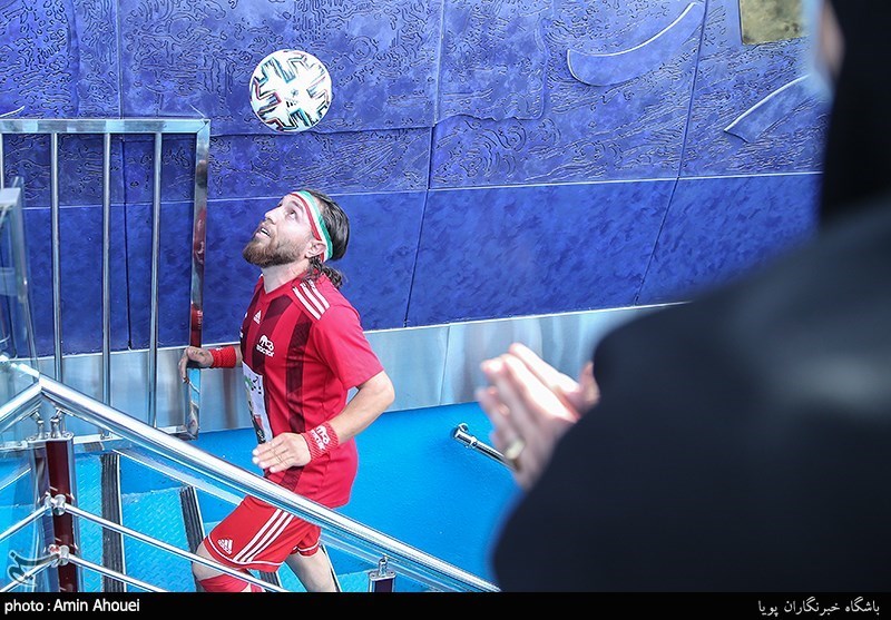 عکس/ ثبت رکورد پله نوردی بیمار ام اس در برج میلاد