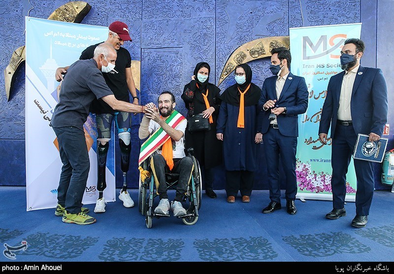 عکس/ ثبت رکورد پله نوردی بیمار ام اس در برج میلاد