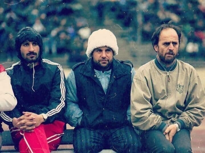 علی پروین با تیپی خاص روی نیمکت دهه شصت پرسپولیس