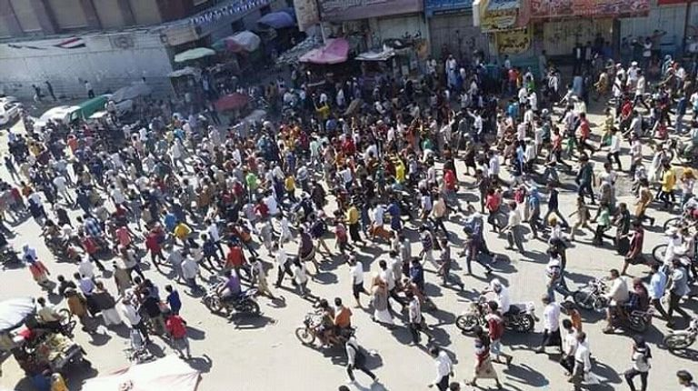 آتش زدن تصاویر «هادی» در تعز یمن؛ معترضان خواستار اخراج ائتلاف سعودی هستند