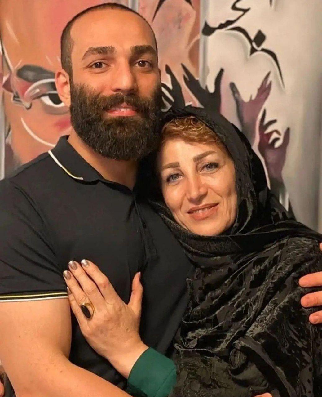 چهره ها/ حمید صفت در آغوش مادرش