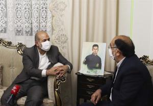 دیدار وزیر کشور با خانواده شهیدی که در فتنه خیابان پاسداران به شهادت رسید