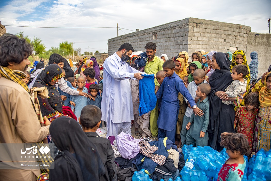 عکس/ نشاندن خنده بر چهره کودکان مناطق محروم