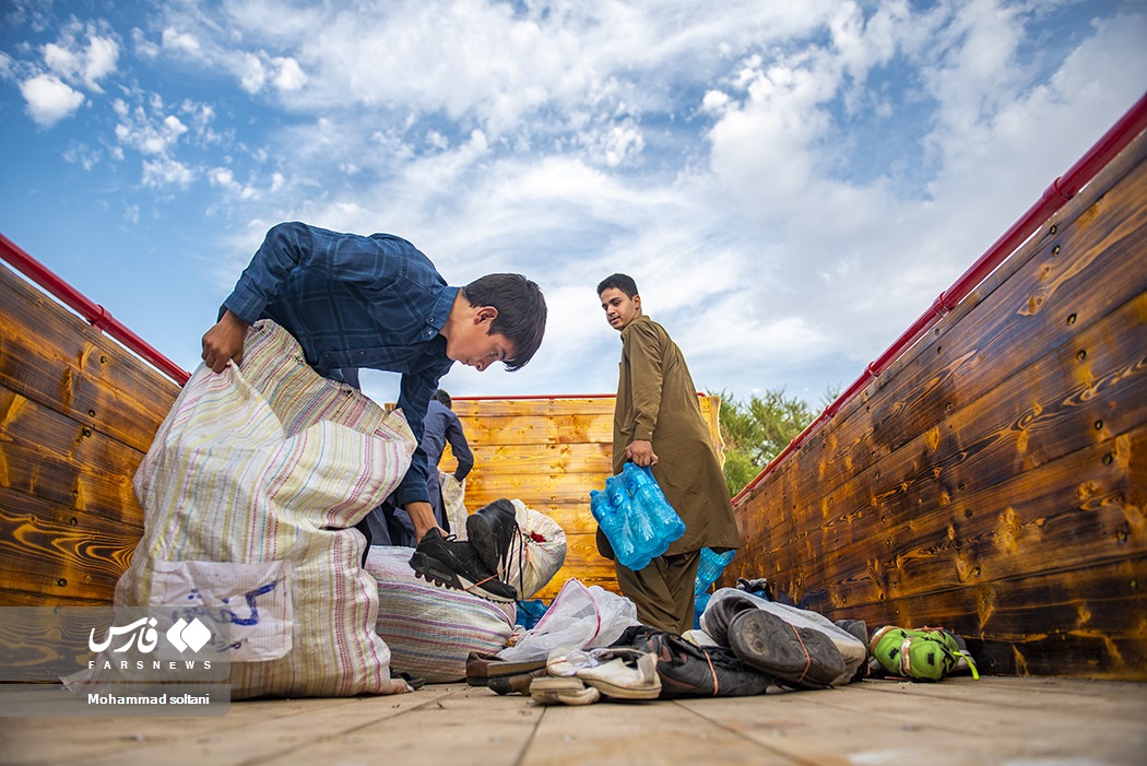 عکس/ نشاندن خنده بر چهره کودکان مناطق محروم