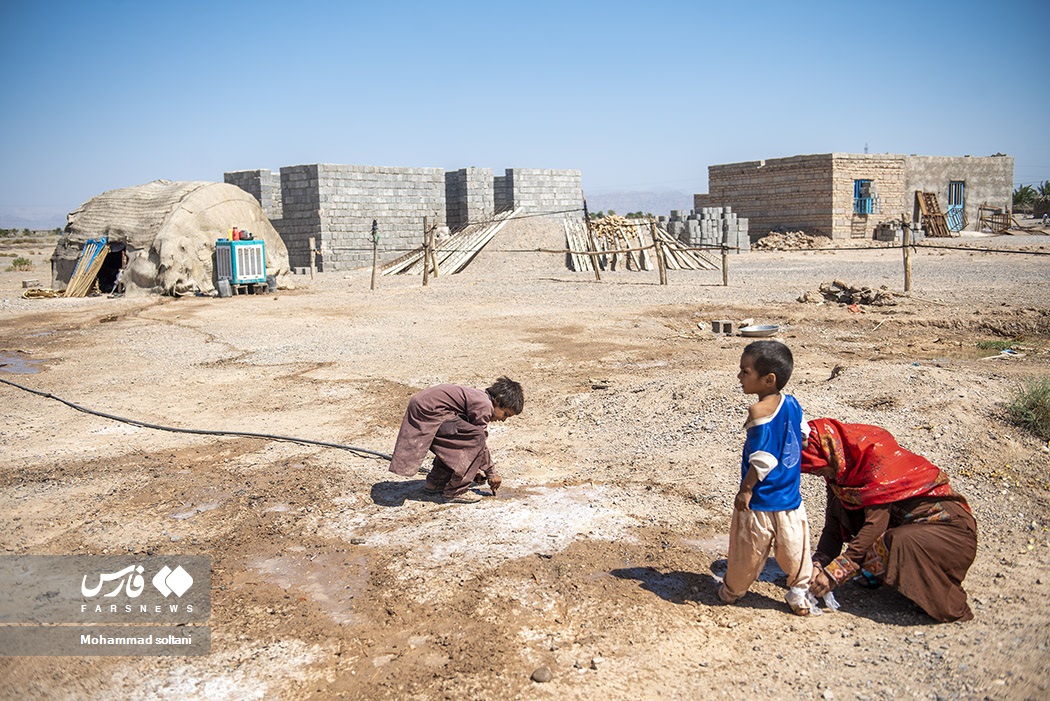 عکس/ نشاندن خنده بر چهره کودکان مناطق محروم