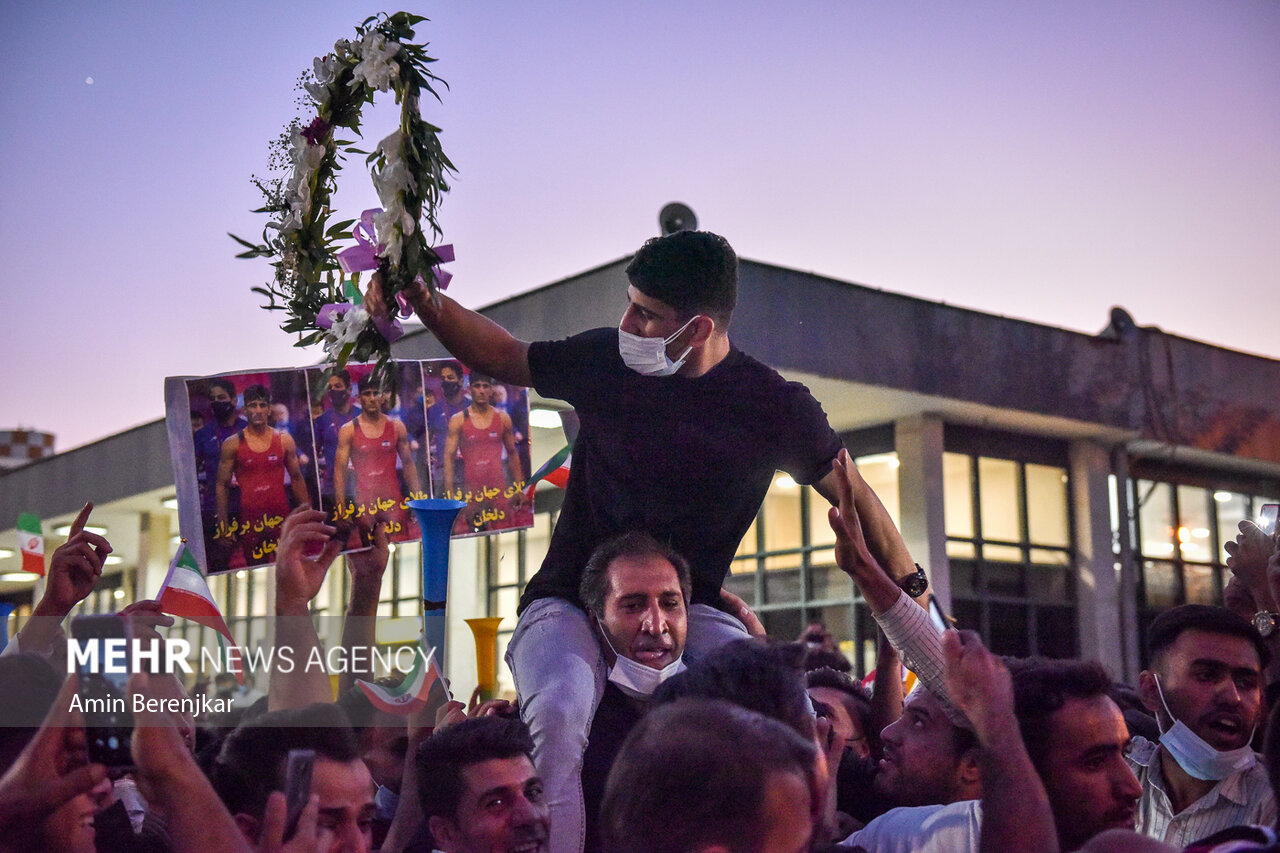 استقبال از افتخار آفرینان کشتی در فرودگاه شیراز